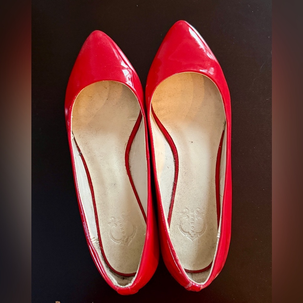 C. Wonder Vibrantโ Red Flats - size 7.5